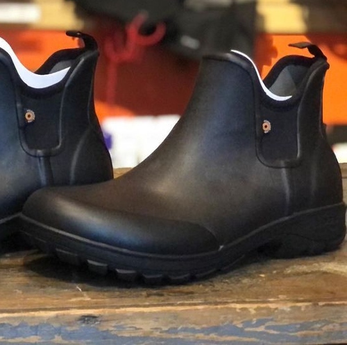 Best Rain Boots For Wide Feet (Review of 7 Pairs + Buying Guide)